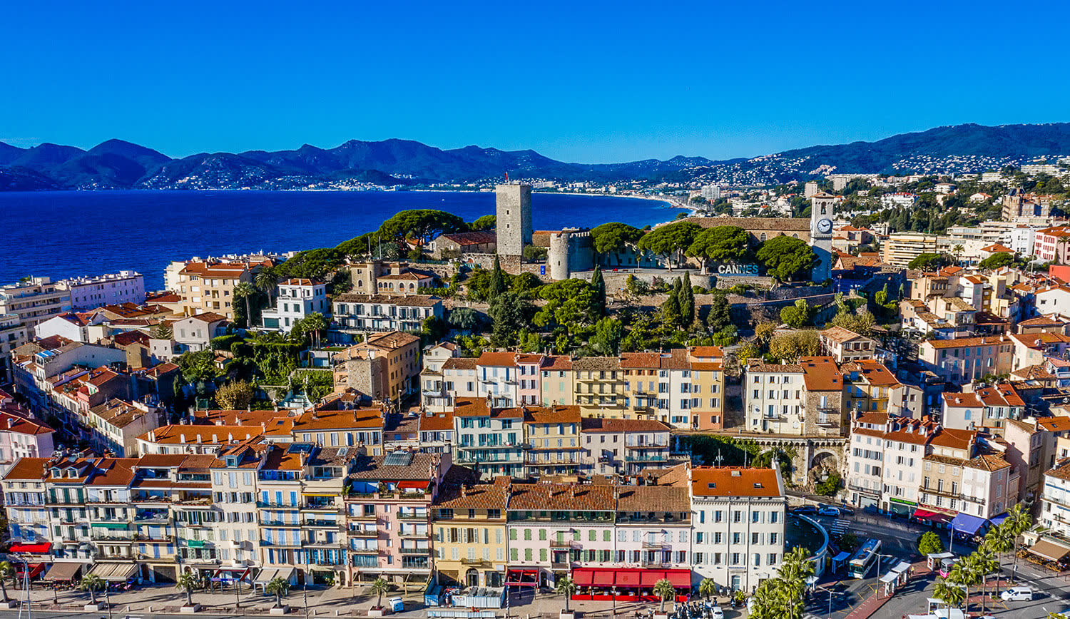 Vue de Cannes, la baie et le massif de l'Estérel à l'horizon