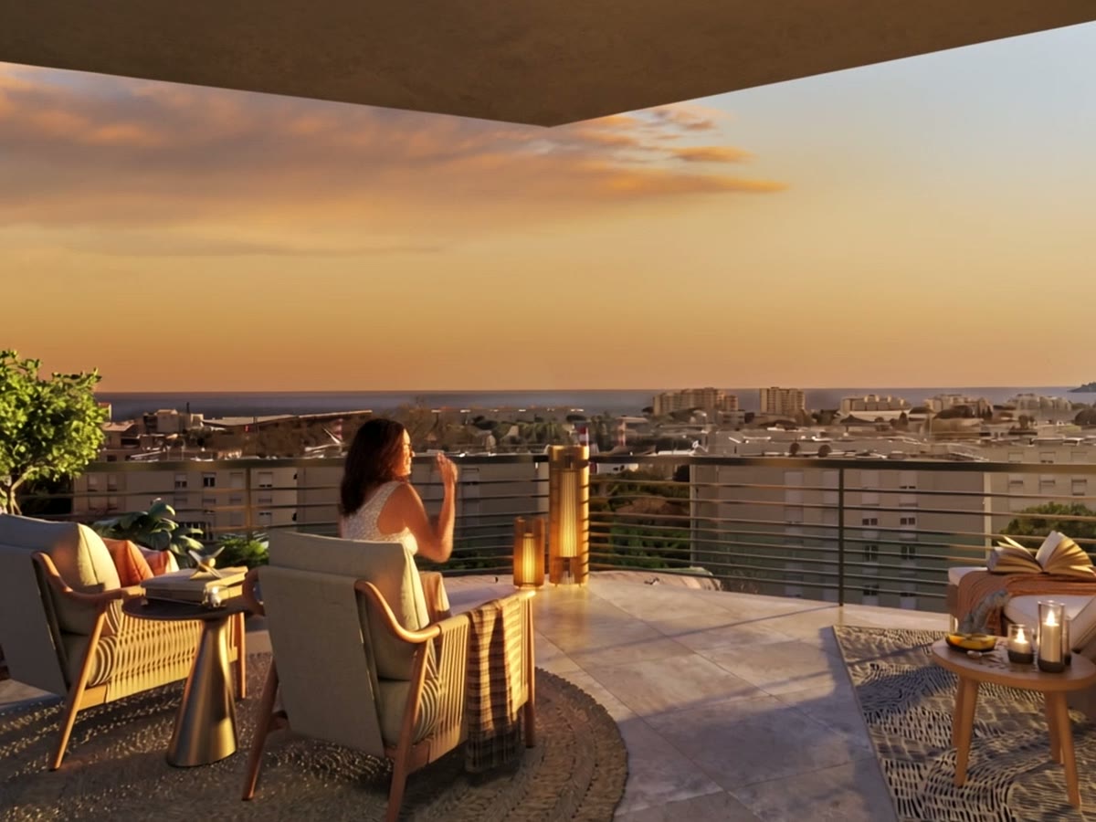Terrasse au coucher du soleil, fauteuils et lanternes face à la baie et à l'Estérel